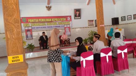 Foto 5 : Pemilih menerima surat suara